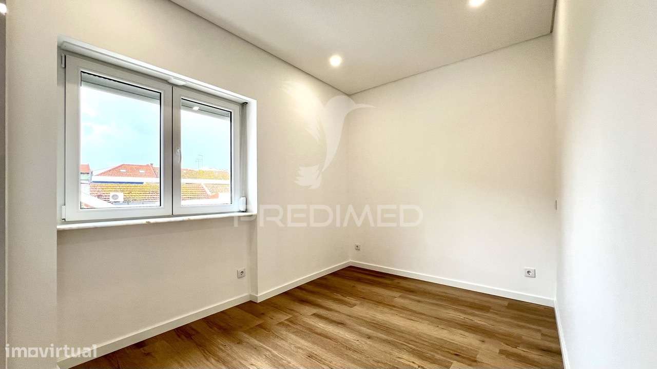 T1 remodelado com varanda e churrasqueira em Alhos Vedros - Grande imagem: 5/13