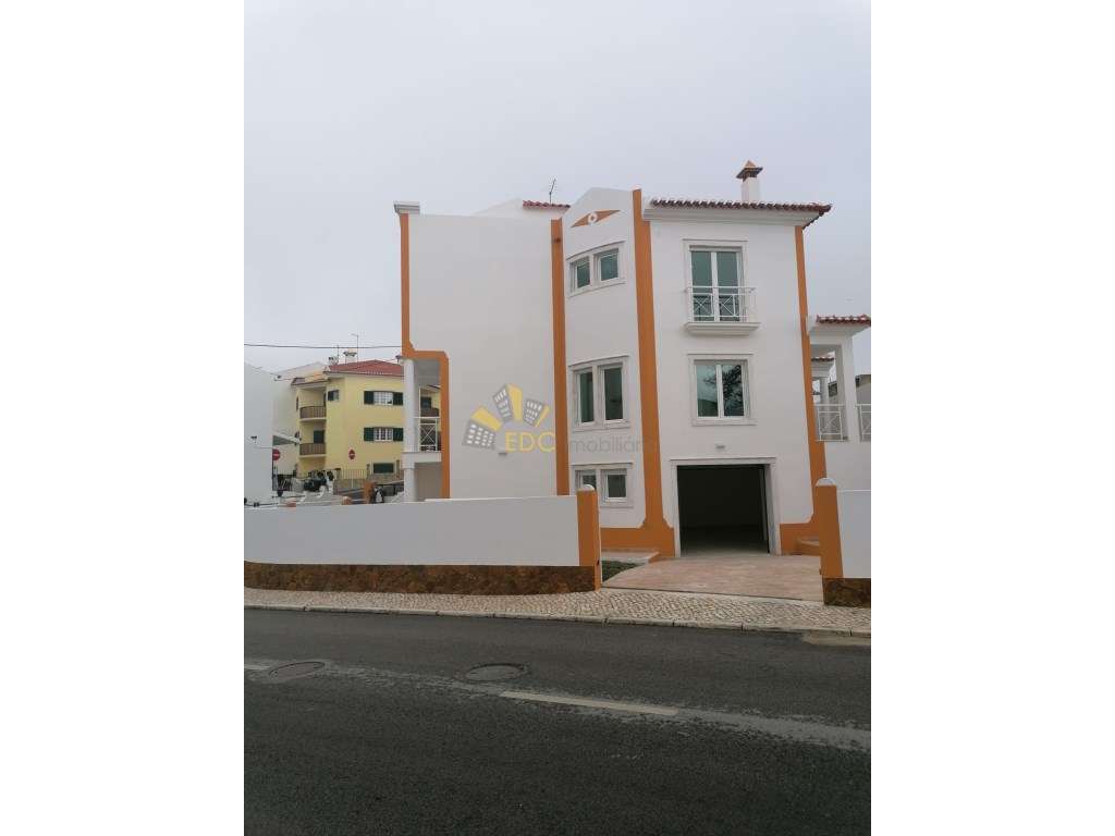 Moradia V3+1 Totalmente Remodelada no Centro da Ericeira e com vist...-46