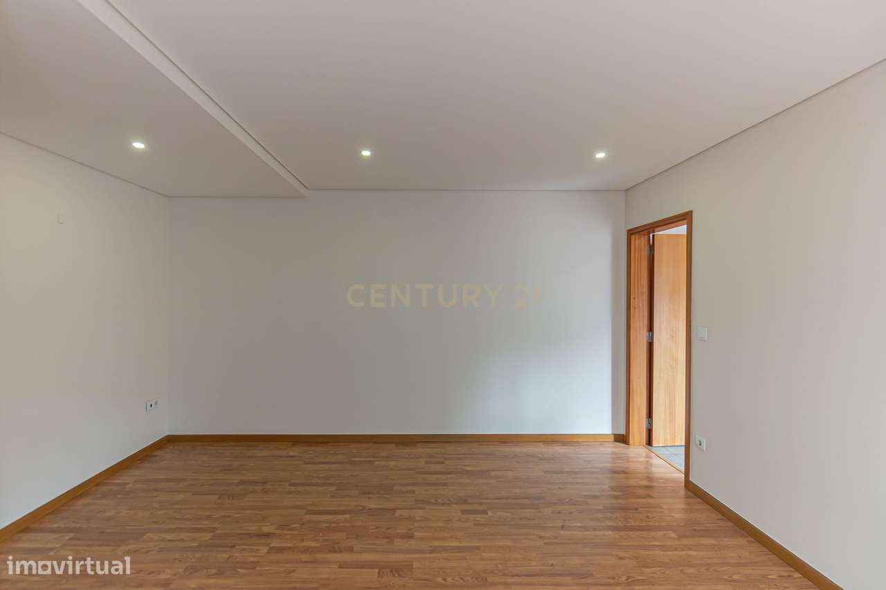 Apartamento T3 com terraço em frente ao metro da Casa da Música - Grande imagem: 4/30