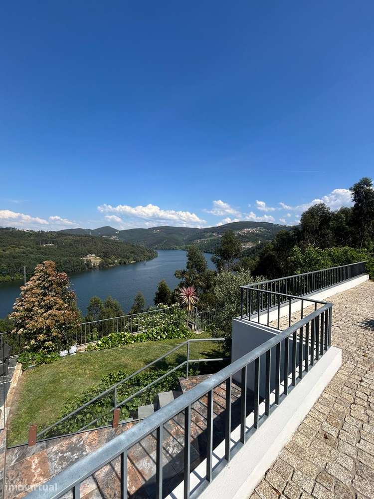 Moradia T4 isolada pronta a habitar com vista desafogada sobre o Douro-17