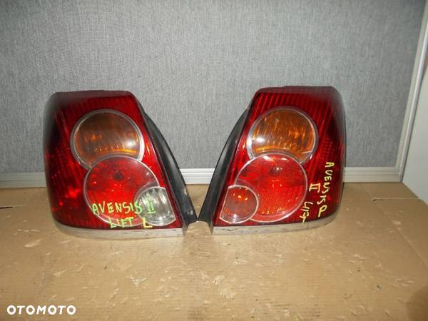 2x KPL. TOYOTA AVENSIS T25 SEDAN LAMPA TYŁ PRAWA LEWA ORYGINAŁ - 1