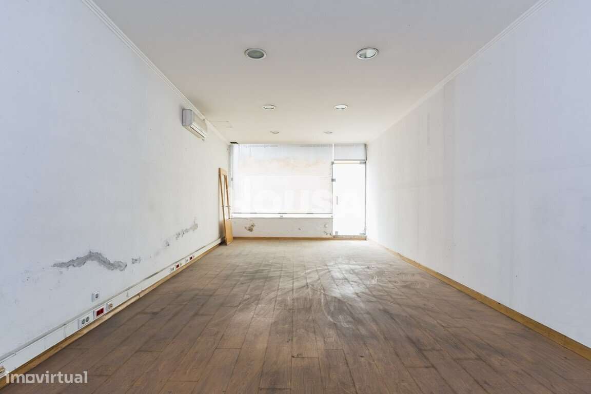 Prédio de 4 Pisos Junto à Estação de Comboios - Grande imagem: 5/26