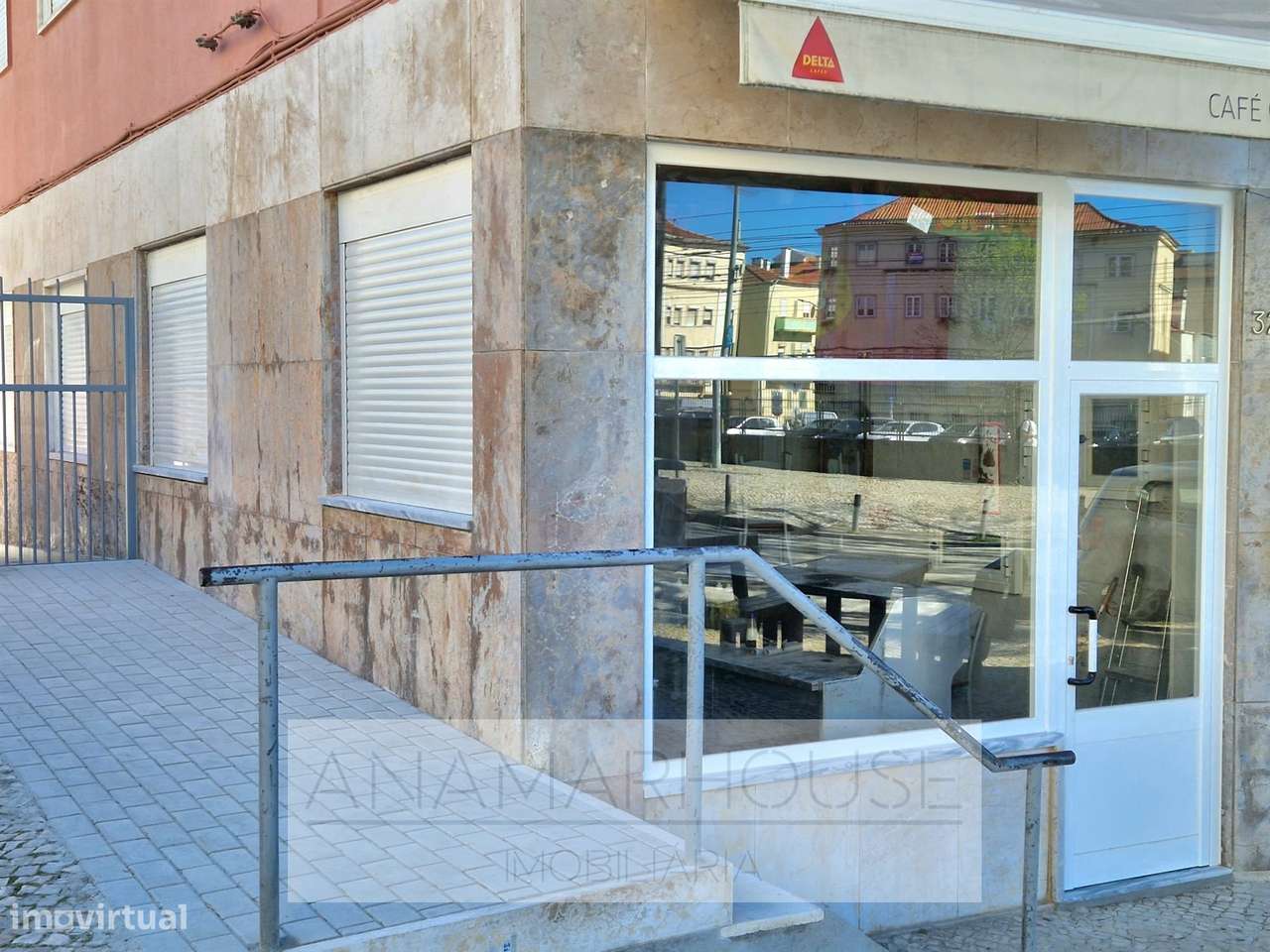 Loja com 2 frentes na Av. Cardoso Lopes | RC + cave | Rendimento asseg-3