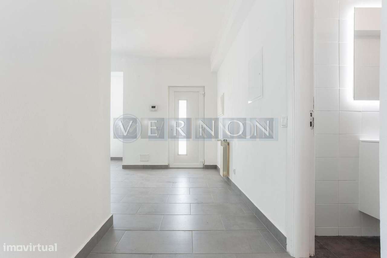Moradia Renovada T4 com Vista Rio Arade, Piscina e 2.450 m² de Terreno-13