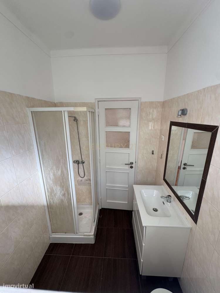 Apartamento T1+1 Renovado em Águas Livres, Amadora-7