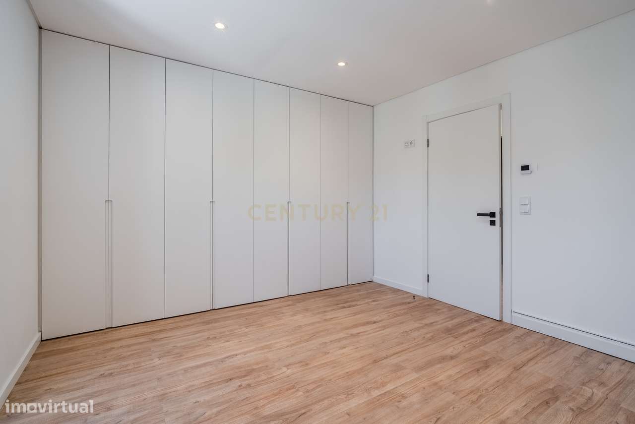 Moradia Térrea T4 totalmente renovada, com piscina, espaço exterior e-20