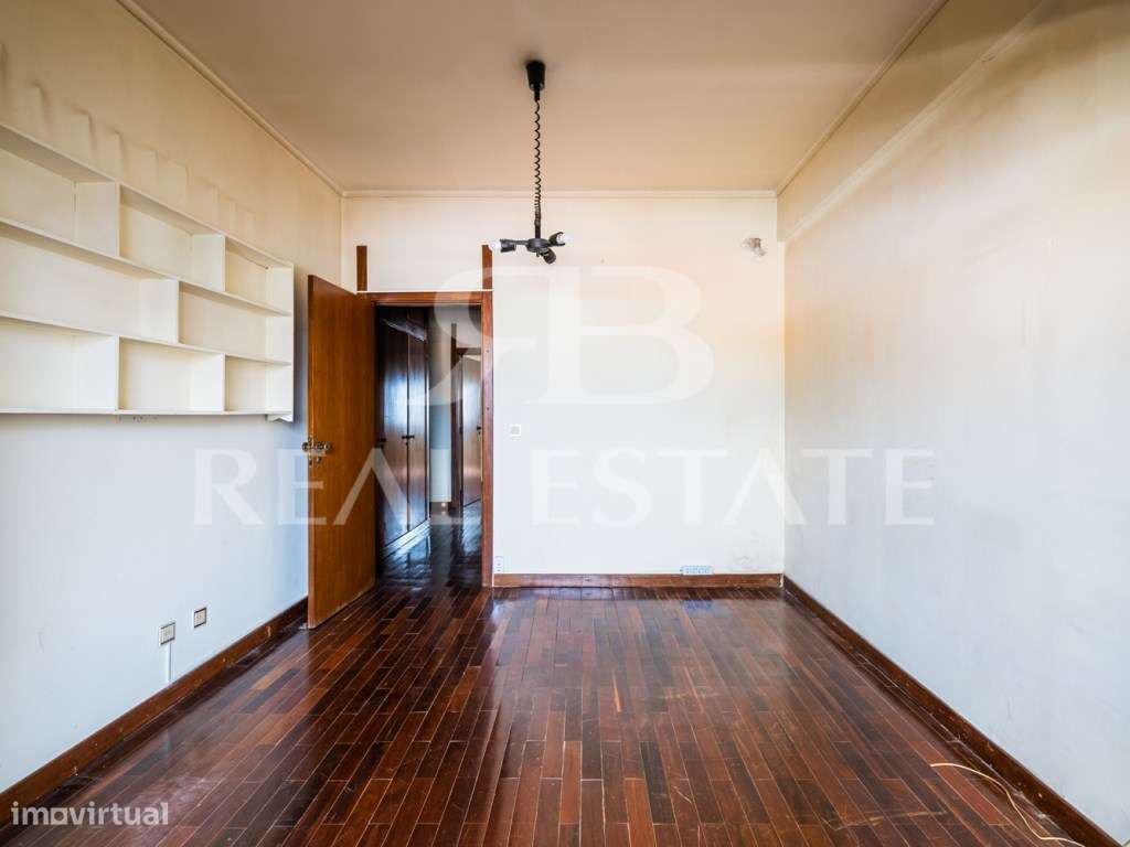 T2, para remodelação total | junto à Praça de Espanha | centro de L...-15