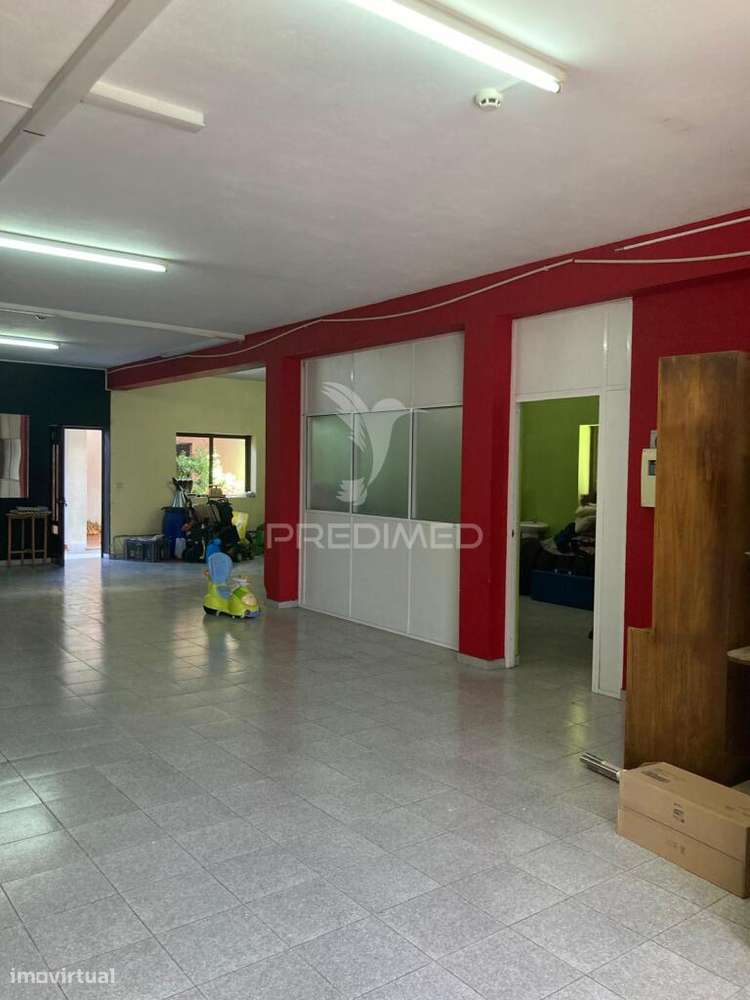 Loja no R/C de uma habitação para arrendamento - Espaço amplo e ver... - Grande imagem: 3/4