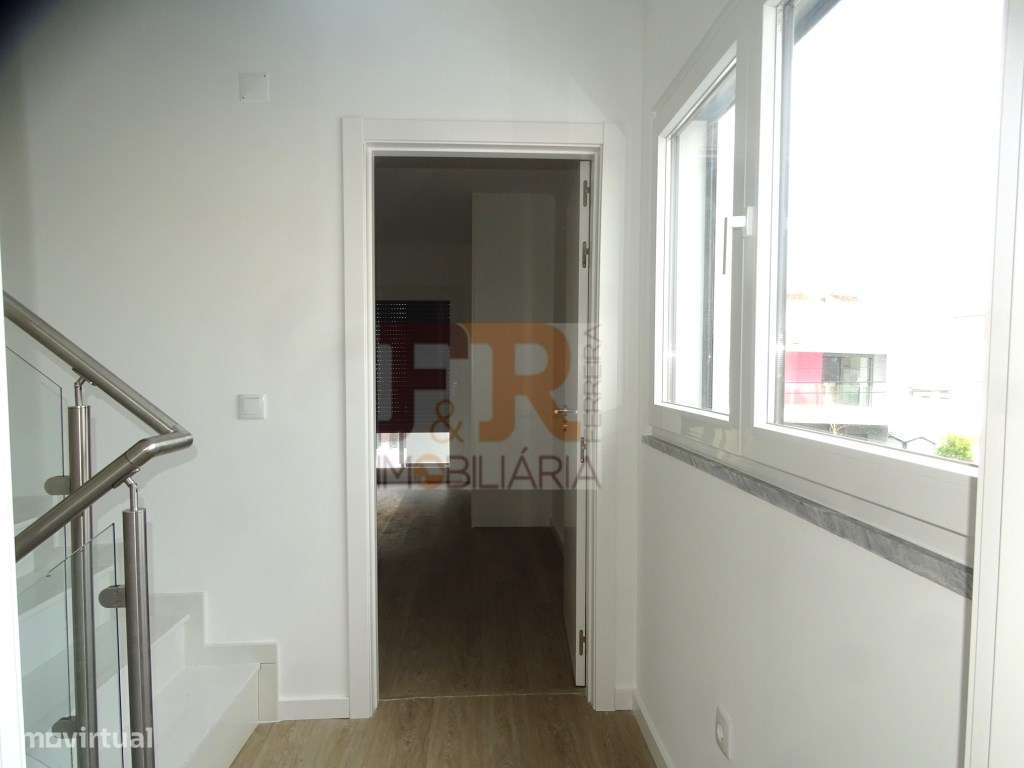 Moradia Geminada Triplex T3+1 com Cave Fernão Ferro-22