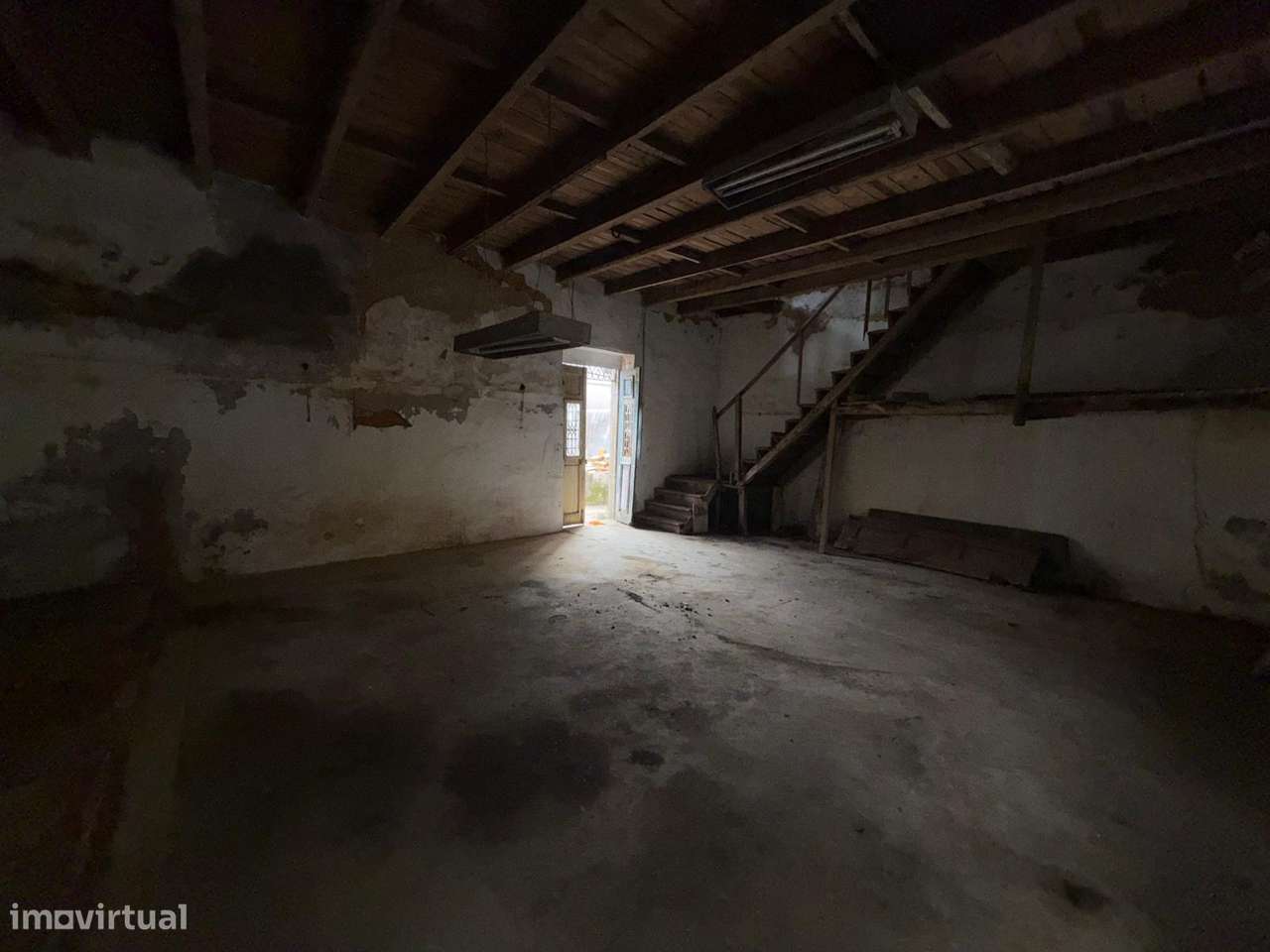 Moradia de Traça Apalaçada com Lojas  no Centro Histórico de Ovar-46