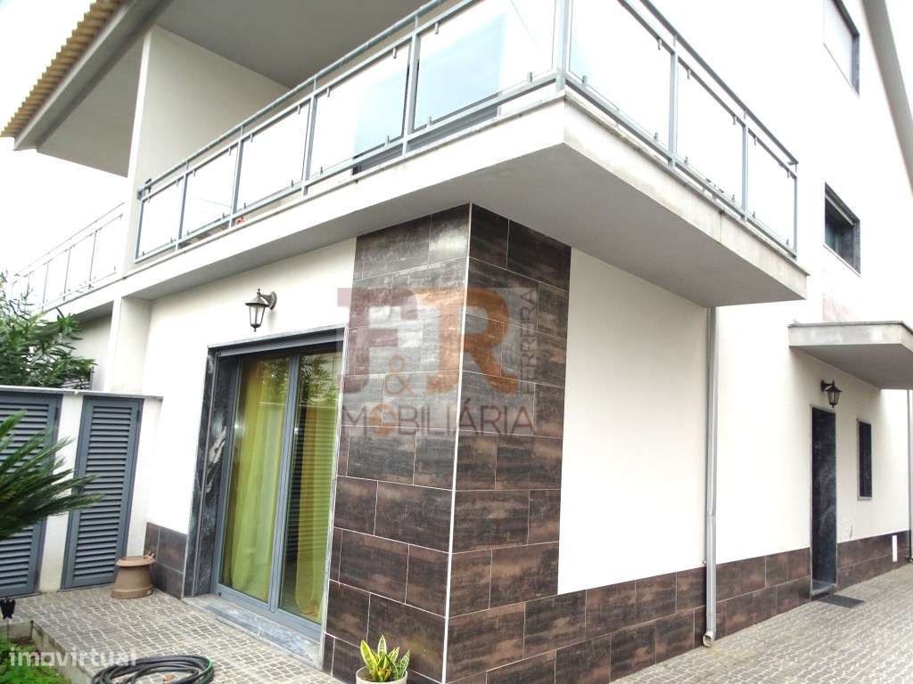 Moradia Geminada Triplex T3 com Garagem Quinta do Conde - Grande imagem: 5/56