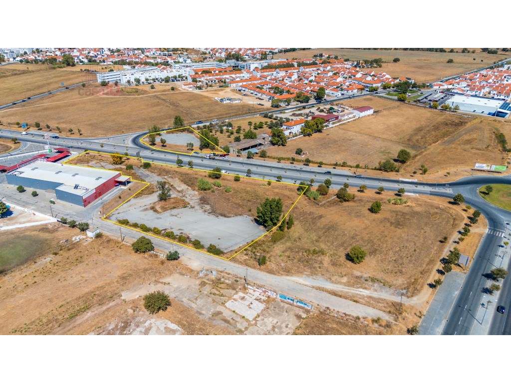 Vende-se terreno junto de uma das principais entradas de Évora. - Grande imagem: 3/10