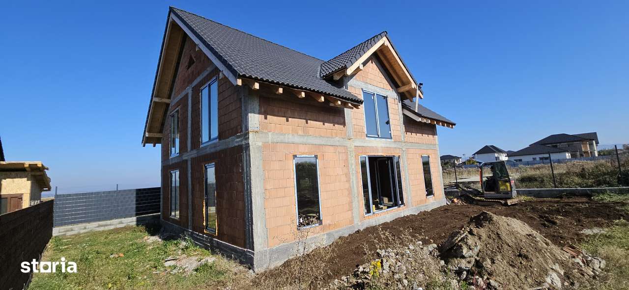 Vand casa la rosu intabulata cu utilitati - Imagine principală: 4/9