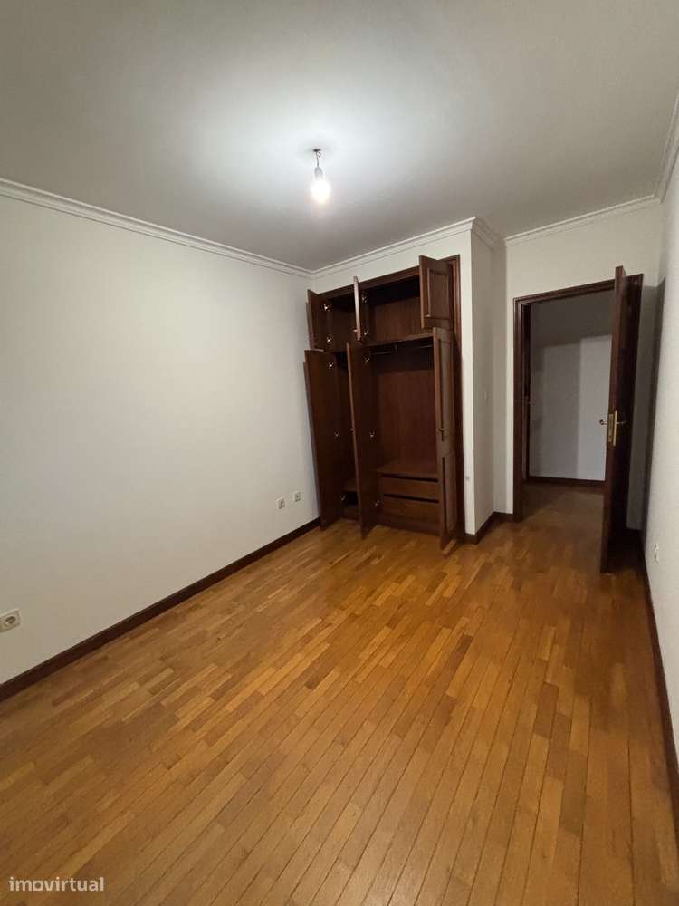 Apartamento T2 com lugar de garagem no Porto - Ramalde-10