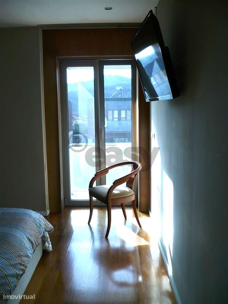 MORADIA EM BANDA T4 COM JARDIM-27