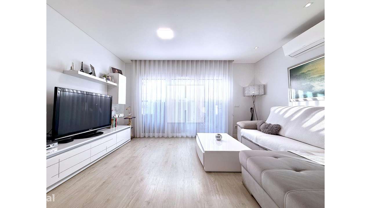 Apartamento T3 Seminovo c/ Terraço-7