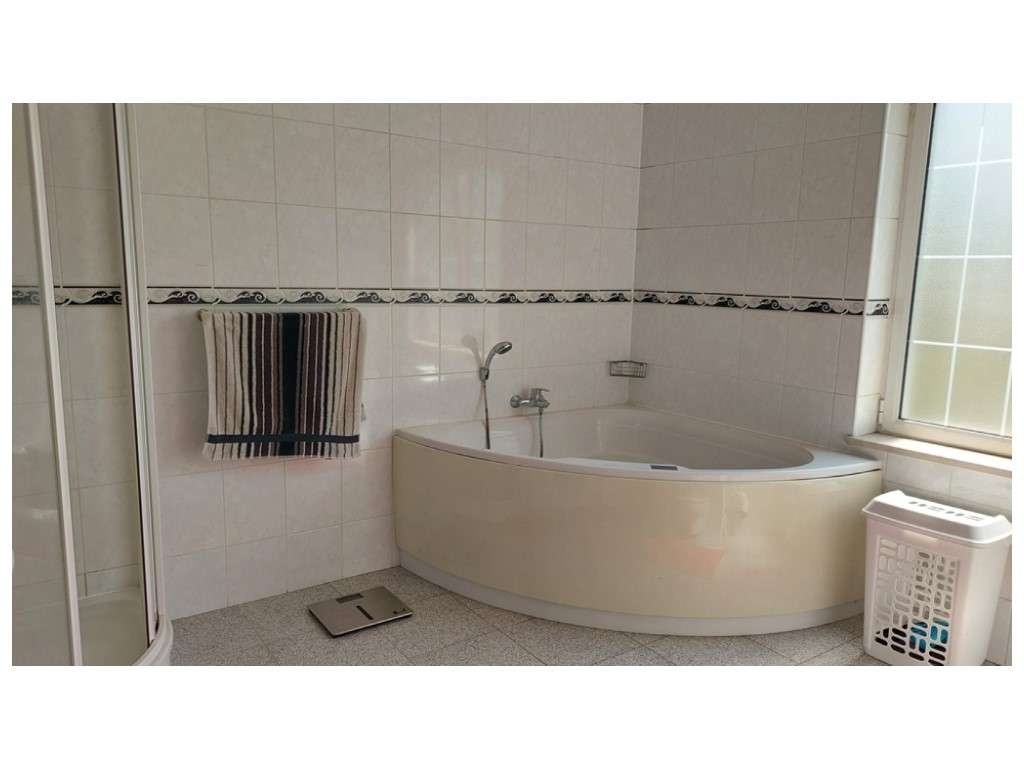 Moradia térrea, individual T4 com piscina e jacuzzi, zona Coimbrão-13