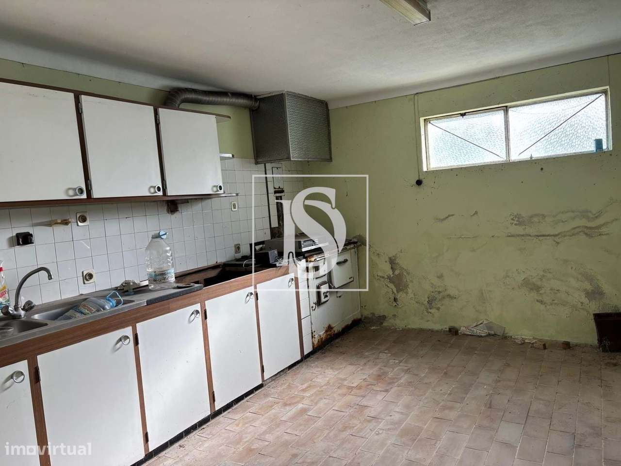 Oportunidade Única – Espaço Multifuncional com Armazém, Habitação e In-11