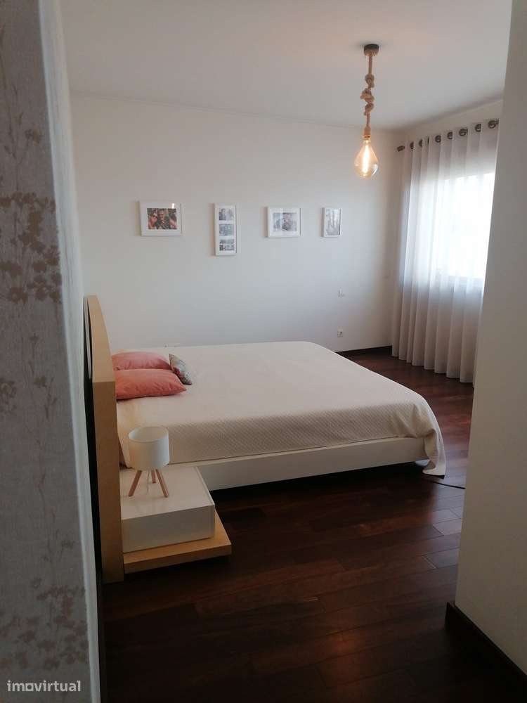 Excelente Apartamento T3 com 3 Frentes - junto à linha Rubi-7