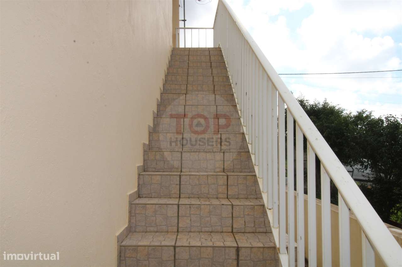 Apartamento T2 - Primeiro andar de Moradia Bi-Familiar-2