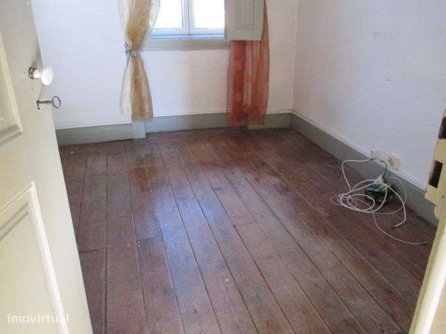 Vivenda na Av. Dias da Silva-25