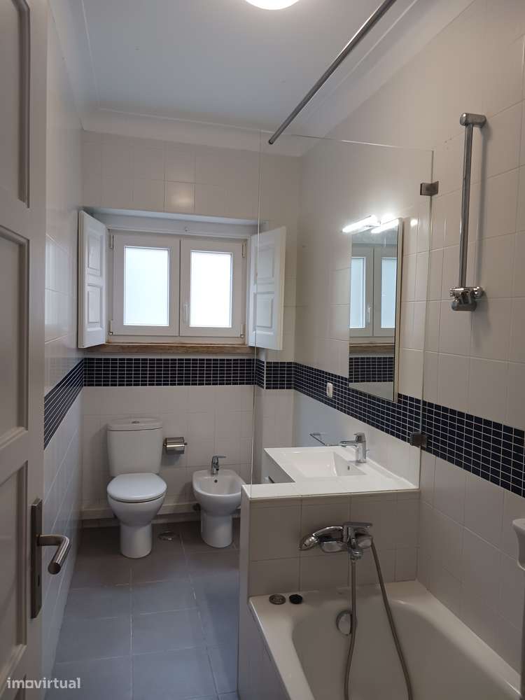 CAMPOLIDE- Apartamento T3 renovado e com terraço - Grande imagem: 5/10