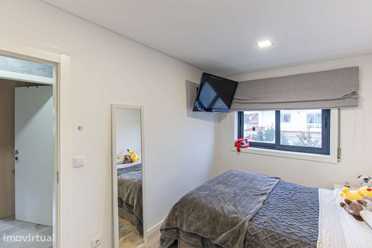 Moradia T4+1 renovada com anexo e jardim em Canidelo-13