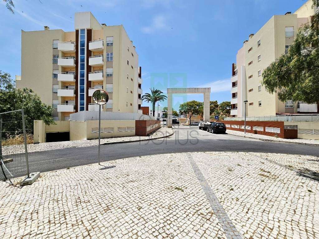 Espaçoso apartamento T3, com parqueamento, junto centro de Loulé, A...-56