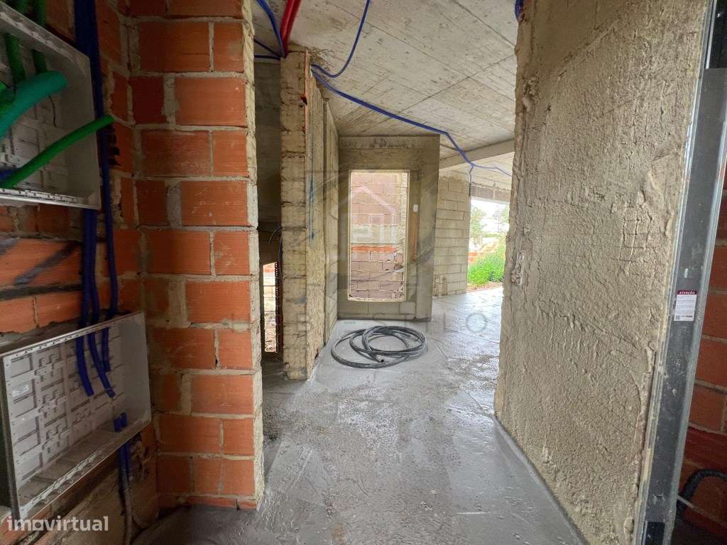 Moradia V4 com excelentes acabamentos-13