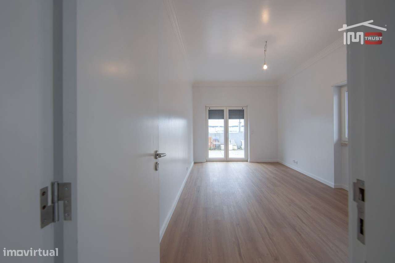 Moradia T4 de Excelência com Box para 4 Viaturas e Ótimos Acessos-5