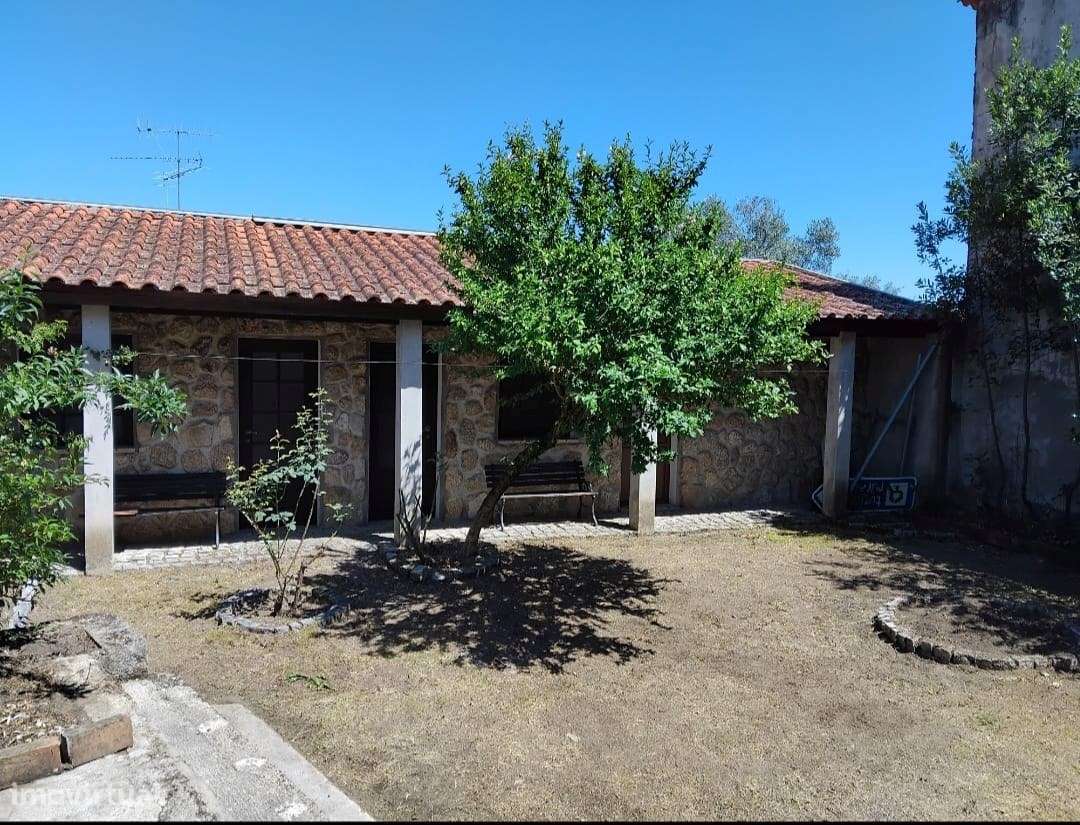 Moradia de Grande Dimensão com Potencial Habitacional, Turístico e de-10