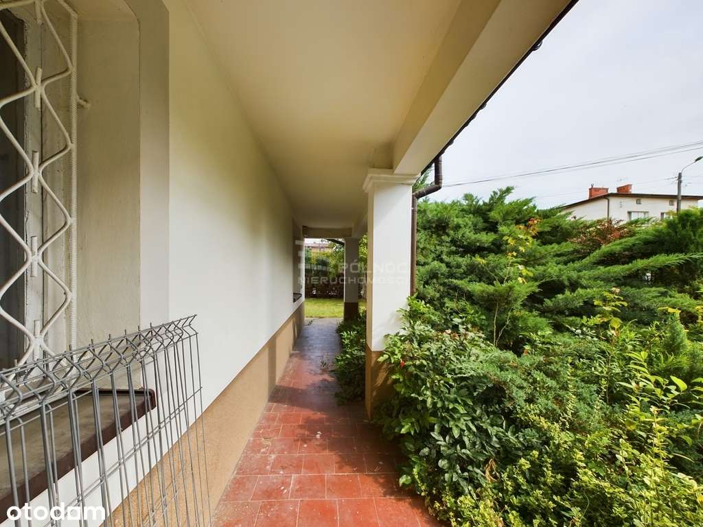 Unikalny, Duży Dom w Bliskiej Odległości od PKP-18