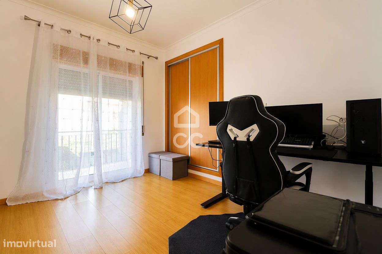 Apartamento T3 com garagem, arrumo e churrasqueira no centro do Avelar-4