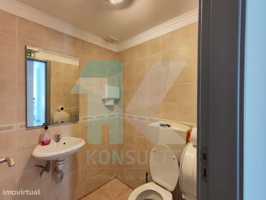 Loja no centro de Carcavelos-9