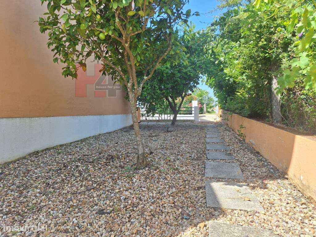 Moradia T4 com piscina inserida num terreno de 670m2 - Setúbal (OFE...-38