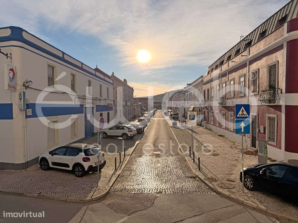 Apartamento T3 com varanda, Luísa Todi-33