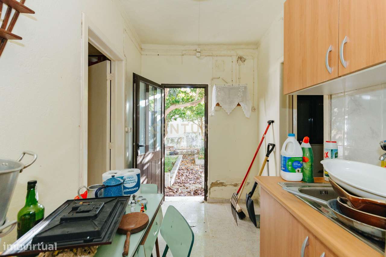 2 moradias para recuperar, com terreno, em Alverca.-25