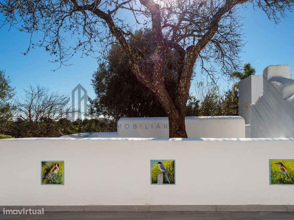 Moradia T4 com piscina infinita em terreno amplo em Silves-42