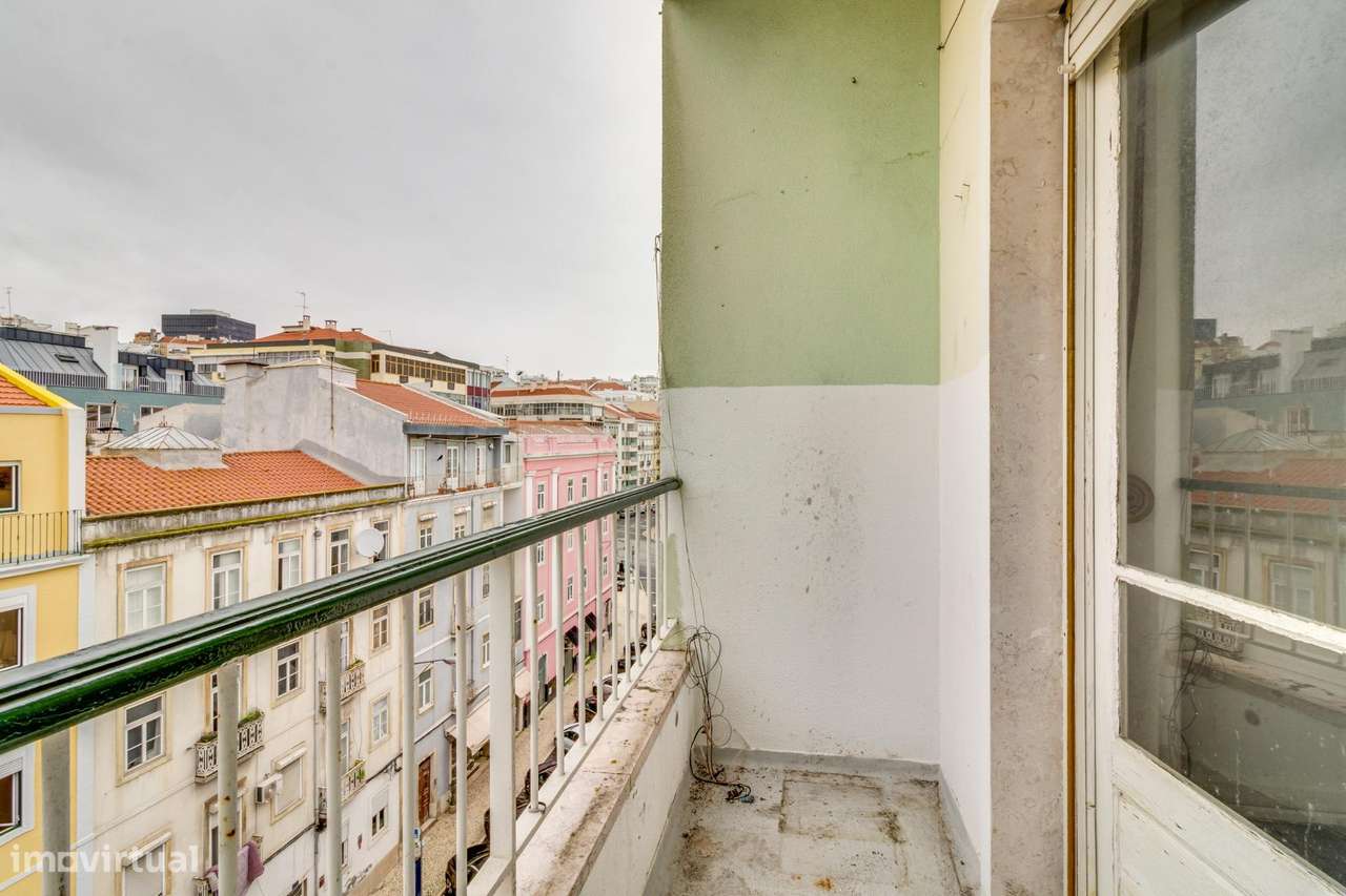 T2 para recuperação total em Arroios - 2 varandas! - Grande imagem: 5/25