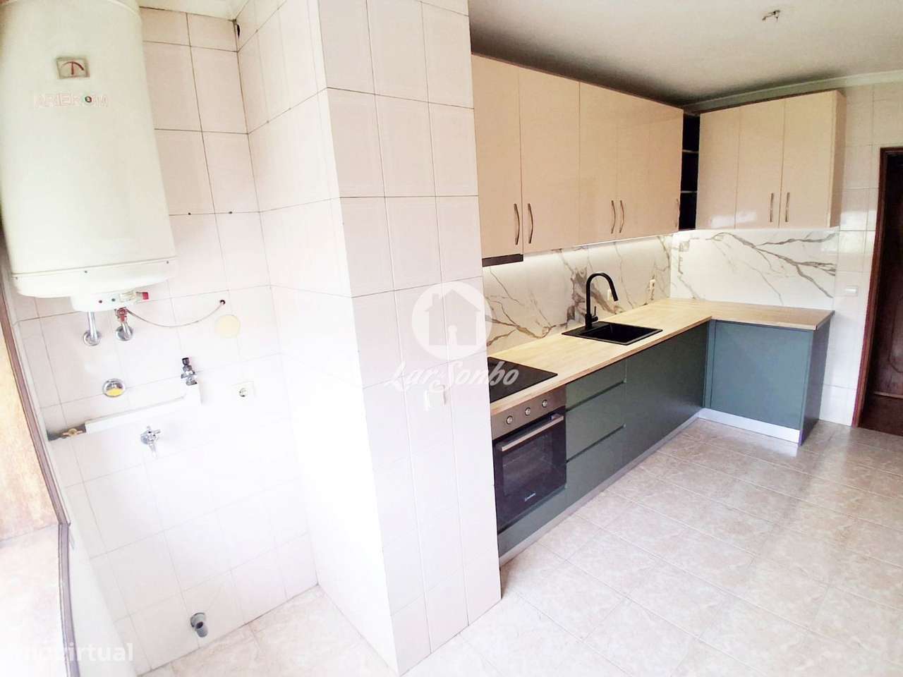 Apartamento T3 com duas frentes, garagem/box e remodelação em curso...-4