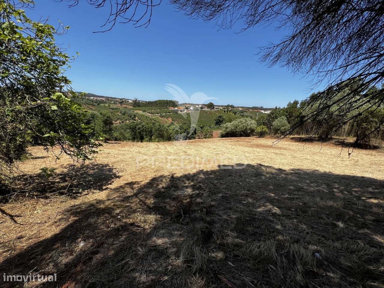 Terreno com ruína e vista deslumbrante sobre o vale. - Grande imagem: 5/21