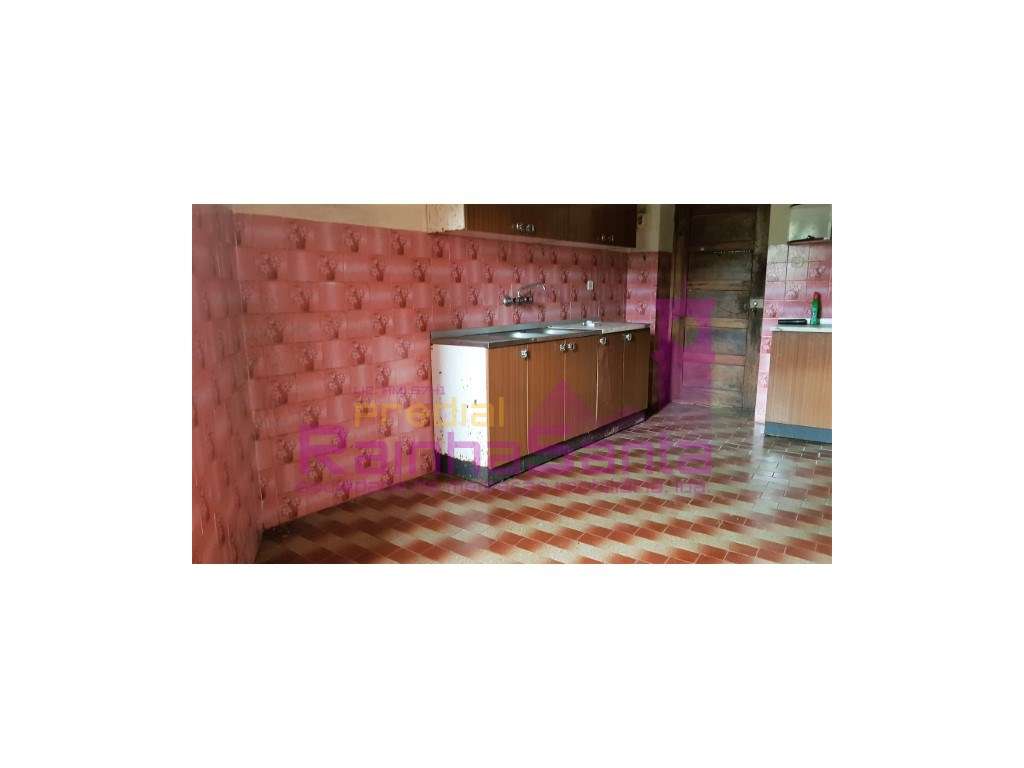 Moradia M3 para reabilitar - 2 lojas; adega e quintal - 20 minutos ... - Grande imagem: 3/17