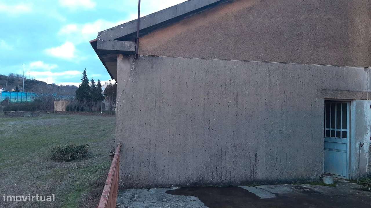 Espaçosa Casa para reabilitar à Venda em Salsas, Portugal - Grande imagem: 2/28