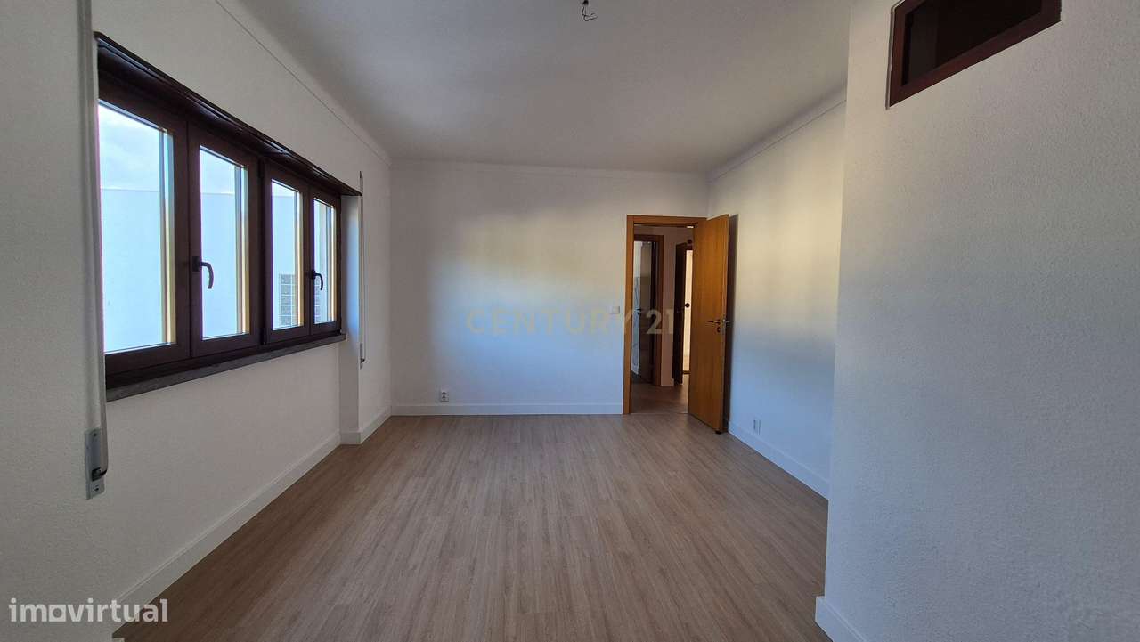 T2 Remodelado a 250 m da praia Sesimbra - Oportunidade imperdível em S - Grande imagem: 4/16