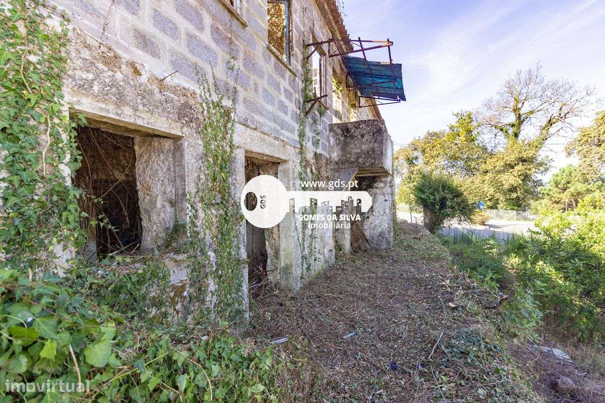 Moradia tri-familiar em ruína com afetação de comércio e habitação-9