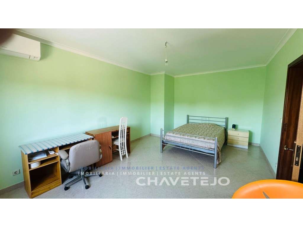 Quintinha T4 com Amplas zona para Oficinas, Terreno Plano e Enorme ...-32