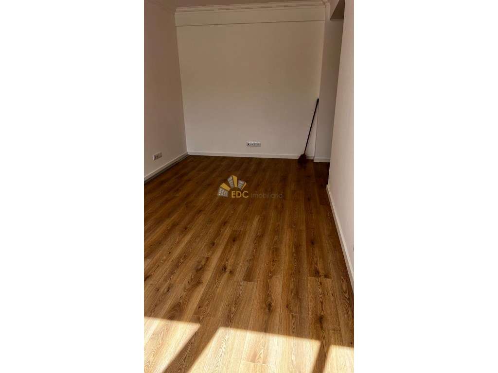 Apartamento T2 com suite e Remodelado | Localizado na Falagueira ( ...-10