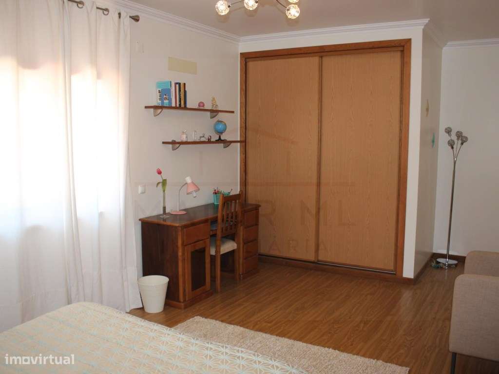 Moradia T5 com grandes áreas em zona muito tranquila de Rio Maior-43