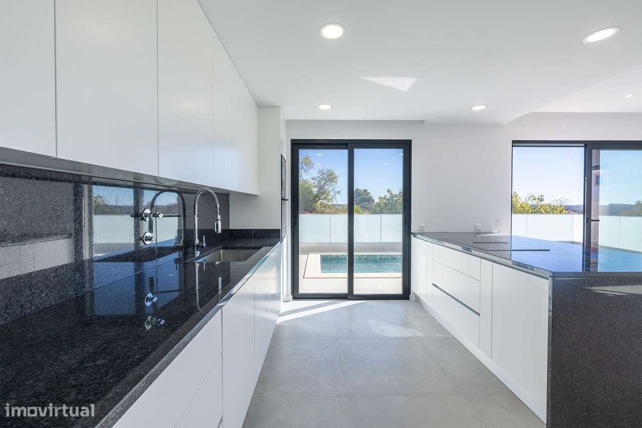 MORADIA NOVA T3+1 COM PISCINA E GARAGEM PARA VENDA NA MEXILHOEIRA GRAN - Grande imagem: 5/32