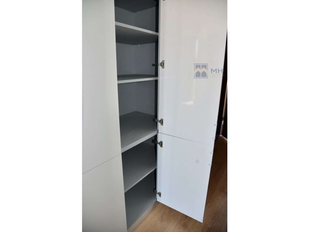 T0 +1 Novo com Varanda e Garagem e excelentes vista à Rua do Bonjar...-11